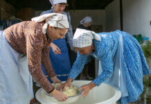 Tetušky z Kobylí na Břeclavsku šliapali kapustu ako za starých čias Tetušky z Kobylí na Břeclavsku šliapali kapustu ako za starých čias