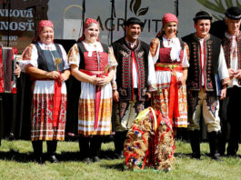 Poľnohospodári z PD Uhrovec založili novú tradíciu Dožinkovej slávnosti Vykrojovaná Spevácko-folklórna skupina „TEPLANKA“ obradným sprievodom s dožinkovým vencom a spevom obohatila slávnosť úcty poľnohospodárom