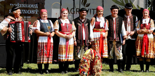 Poľnohospodári z PD Uhrovec založili novú tradíciu Dožinkovej slávnosti Vykrojovaná Spevácko-folklórna skupina „TEPLANKA“ obradným sprievodom s dožinkovým vencom a spevom obohatila slávnosť úcty poľnohospodárom