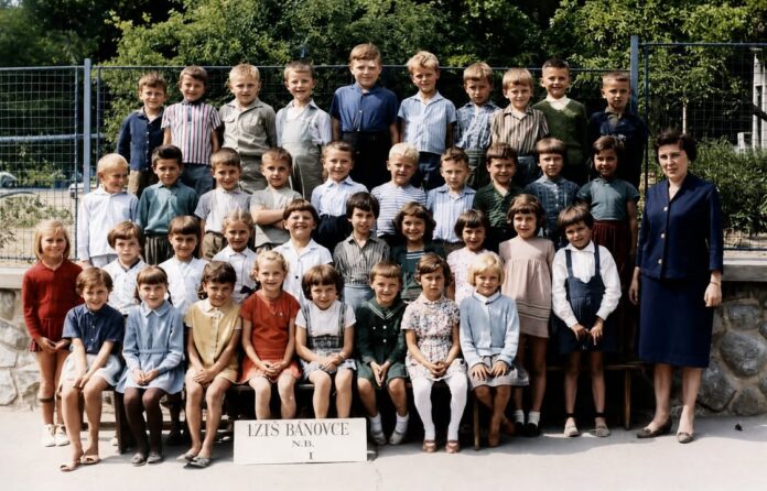 📚 SPOMIENKY BÁNOVČANOV: TRIEDA Z ROKU 1964/1965 OŽILA NA STAREJ FOTOGRAFII