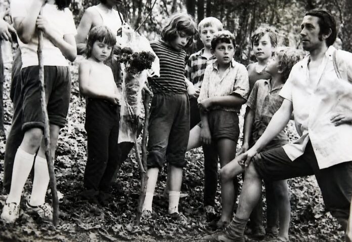 🌲 SPOMIENKA NA DETSKÉ VÝLETY A TÁBOROVÉ DOBRODRUŽSTVÁ Jedna z historických fotografií z archívu CVČ zachytáva deti počas výletu do prírody. Takéto podujatia formovali celé generácie mladých Bánovčanov. Foto: archív CVČ Bánovce nad Bebravou