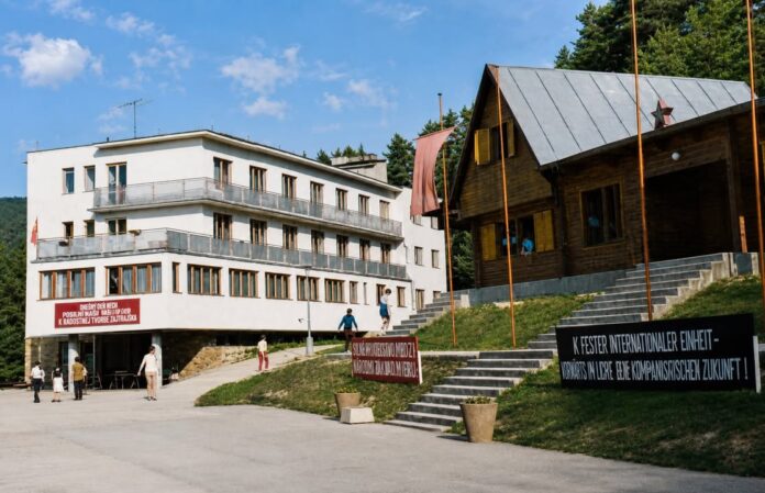 Areál pionierskeho tábora v časoch jeho najväčšej slávy. Miesto, kde tisíce detí prežívali letné dobrodružstvá, prvé kamarátstva aj nezabudnuteľné prázdniny.