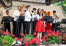 Ostratice rozozvučala dychovka. Festival spojil generácie, priniesol úsmevy aj pokoj do sŕdc Domáca Dychová hudba Ostratičanka počas vystúpenia na 36. ročníku Festivalu dychových hudieb v Ostraticiach. Foto: Stanislav Vavro