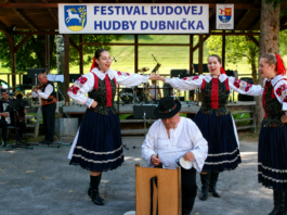 Dubnička opäť žila dychovkou Folklórny súbor Bebran. Foto: Marek Kasala