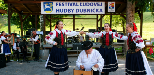 Dubnička opäť žila dychovkou Folklórny súbor Bebran. Foto: Marek Kasala