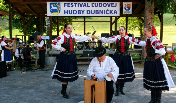 nedanovčianka 1200 x 630_r Folklórny súbor Bebran. Foto: Marek Kasala