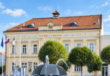 Poznáme kandidátov na primátora a poslancov mesta Bánovce nad Bebravou Budova Mestského úradu v Bánovciach nad Bebravou. O jej vedenie a miesta v mestskom zastupiteľstve sa rozhodne v komunálnych voľbách 24. októbra 2026. Foto: Stanislav Vavro