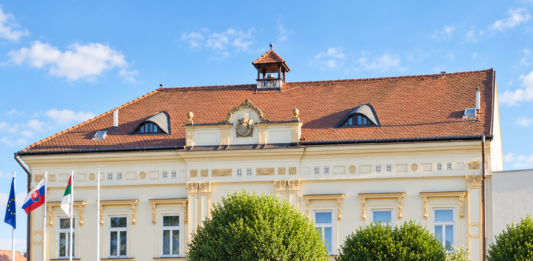 Poznáme kandidátov na primátora a poslancov mesta Bánovce nad Bebravou Budova Mestského úradu v Bánovciach nad Bebravou. O jej vedenie a miesta v mestskom zastupiteľstve sa rozhodne v komunálnych voľbách 24. októbra 2026. Foto: Stanislav Vavro