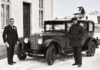 TAKTO VYZERAL BÁNOVSKÝ „TAXÍK“ PRED TAKMER STO ROKMI Historická fotografia zachytáva Jána Pala, ktorý v Bánovciach nad Bebravou prevádzkoval autodrožkárstvo v rokoch 1931 – 1933. Autodrožkári boli predchodcami dnešných taxikárov. Foto: Ján Mešina / digitálne reštaurované.