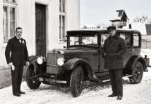 TAKTO VYZERAL BÁNOVSKÝ „TAXÍK“ PRED TAKMER STO ROKMI Historická fotografia zachytáva Jána Pala, ktorý v Bánovciach nad Bebravou prevádzkoval autodrožkárstvo v rokoch 1931 – 1933. Autodrožkári boli predchodcami dnešných taxikárov. Foto: Ján Mešina / digitálne reštaurované.