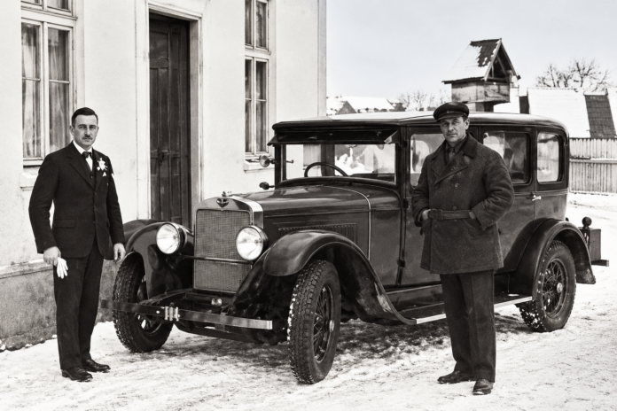 Historická fotografia zachytáva Jána Pala, ktorý v Bánovciach nad Bebravou prevádzkoval autodrožkárstvo v rokoch 1931 – 1933. Autodrožkári boli predchodcami dnešných taxikárov. Foto: Ján Mešina / digitálne reštaurované.